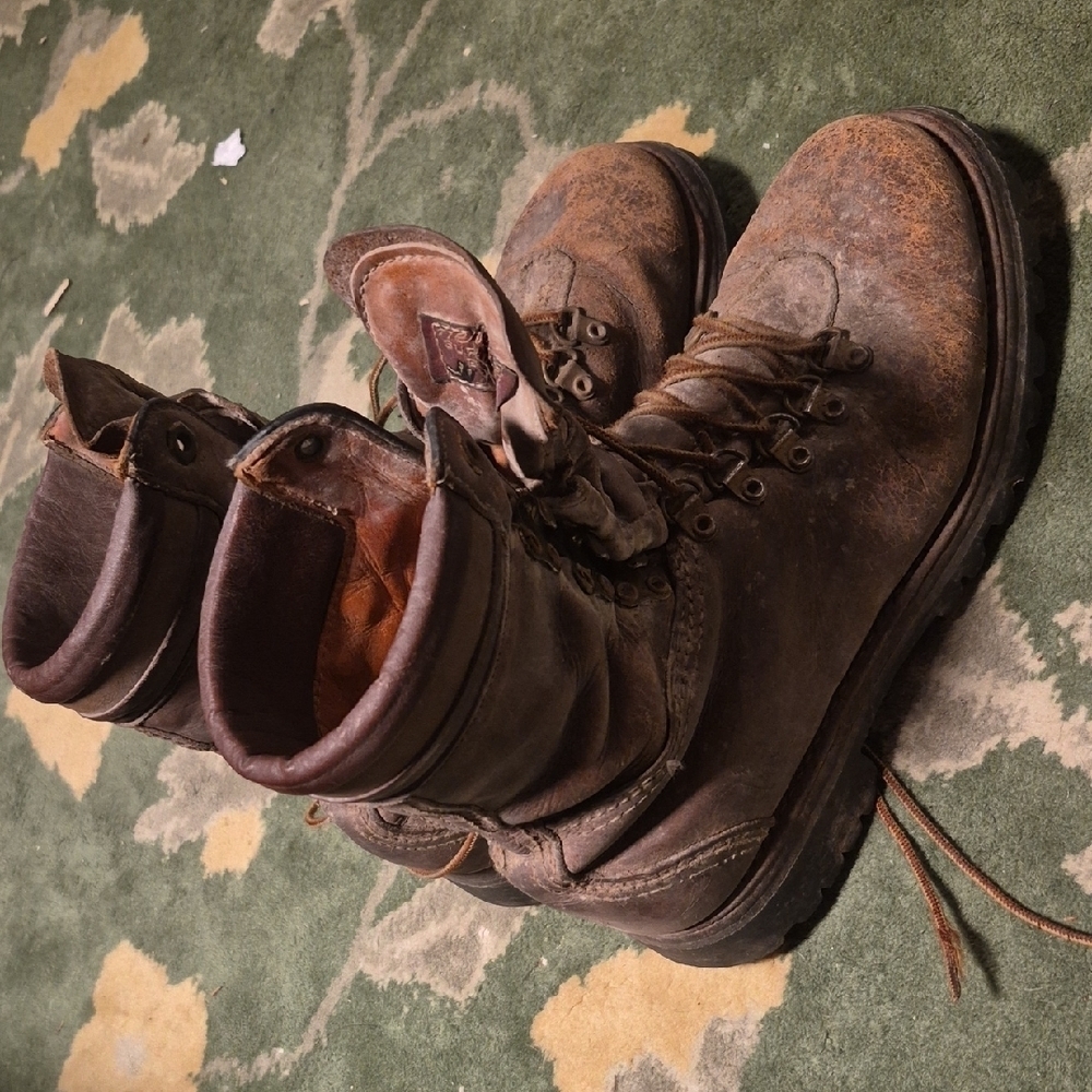 Rugged Men's Tan Leather Boots - Picture 2 of 12